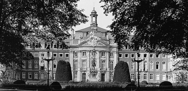 Schlossplatz mit Denkmal